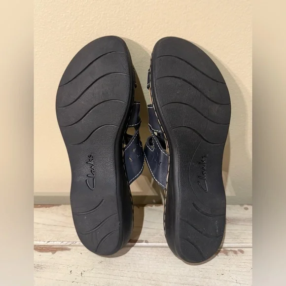 Clarks Brown Leather Laser Cut Comfort Sandals Size 9.5 EUC Walking Fashion - Picture 6 of 7